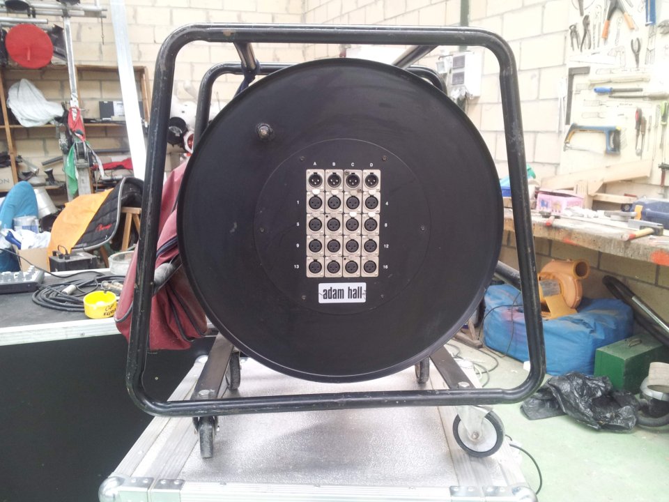 Manguera de señal Adam Hall 16-4, 30mt con carro