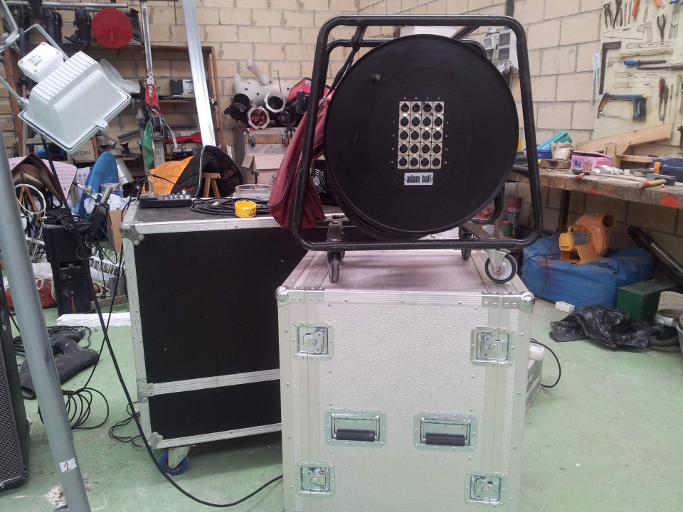 Manguera de señal Adam Hall 16-4, 30mt con carro