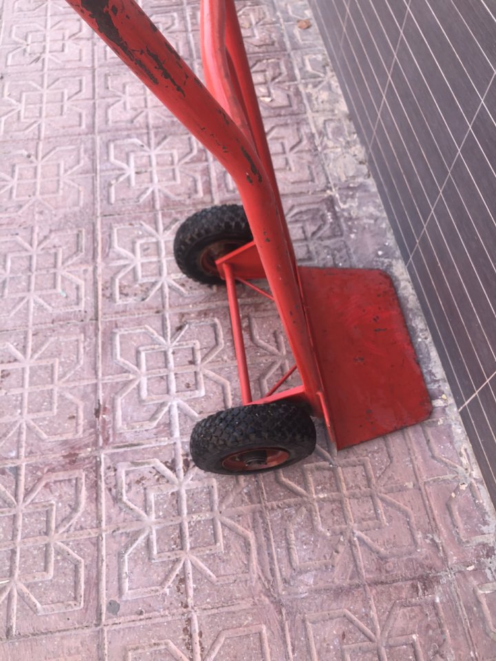 Carretilla de transporte roja de segunda mano · Foto 5 de 8 · Córdoba · 80 €