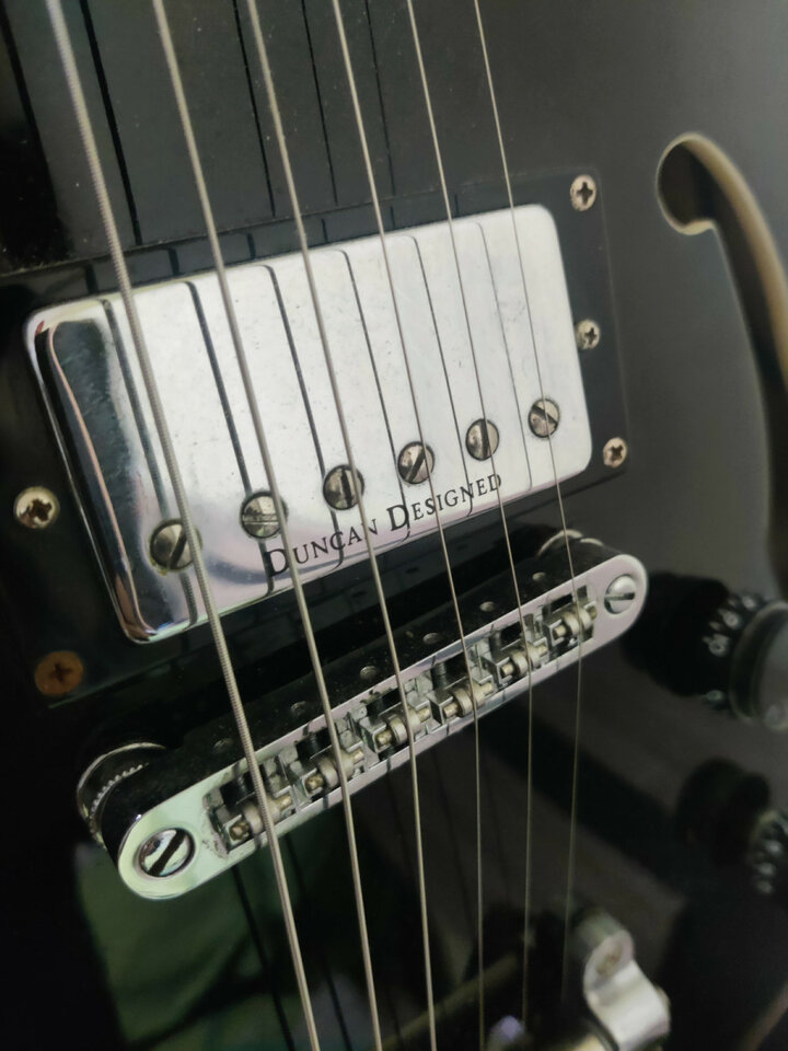 Schecter Corsair BK Bigsby