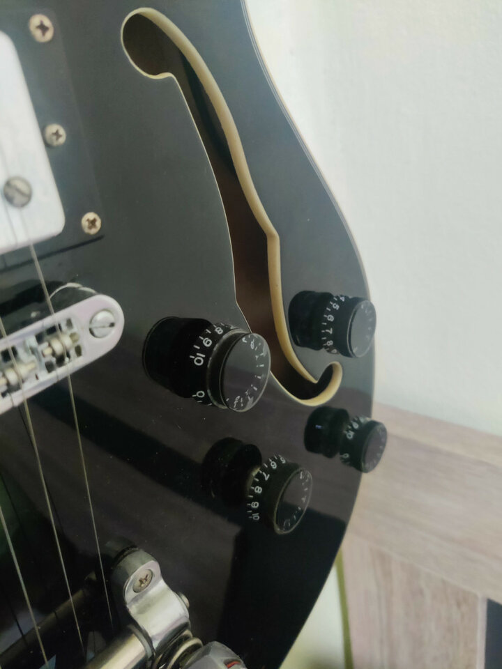 Schecter Corsair BK Bigsby