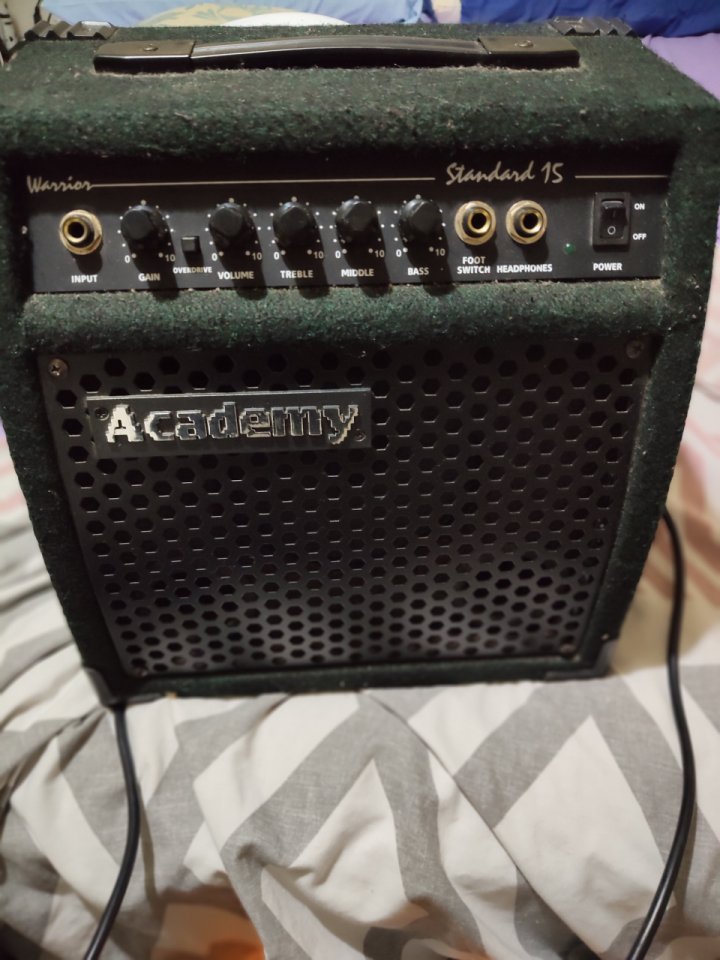 AMPLI y pedalera de efectos de segunda mano · Foto 1 de 5 · Granada · 75 €