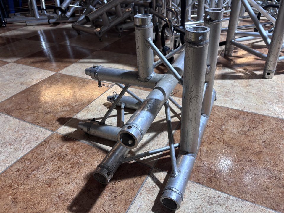 Trusses y accesorios de unión de segunda mano · Foto 6 de 10 · Cádiz · 1 €