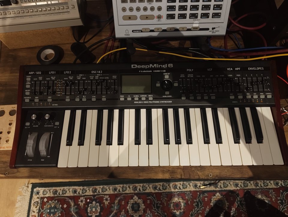 Behringer Deepmind 6 de segunda mano · Illes Balears · 350 €