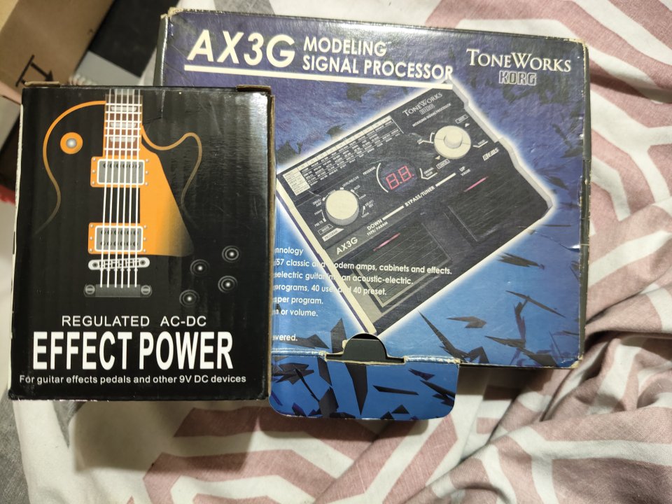 AMPLI y pedalera de efectos de segunda mano · Foto 3 de 5 · Granada · 75 €