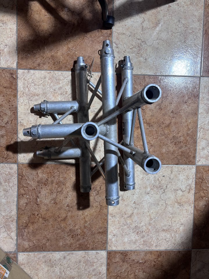 Trusses y accesorios de unión de segunda mano · Foto 9 de 10 · Cádiz · 1 €