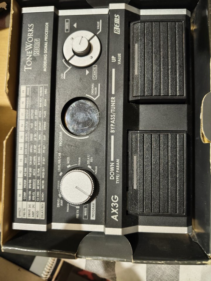 AMPLI y pedalera de efectos de segunda mano · Foto 5 de 5 · Granada · 75 €
