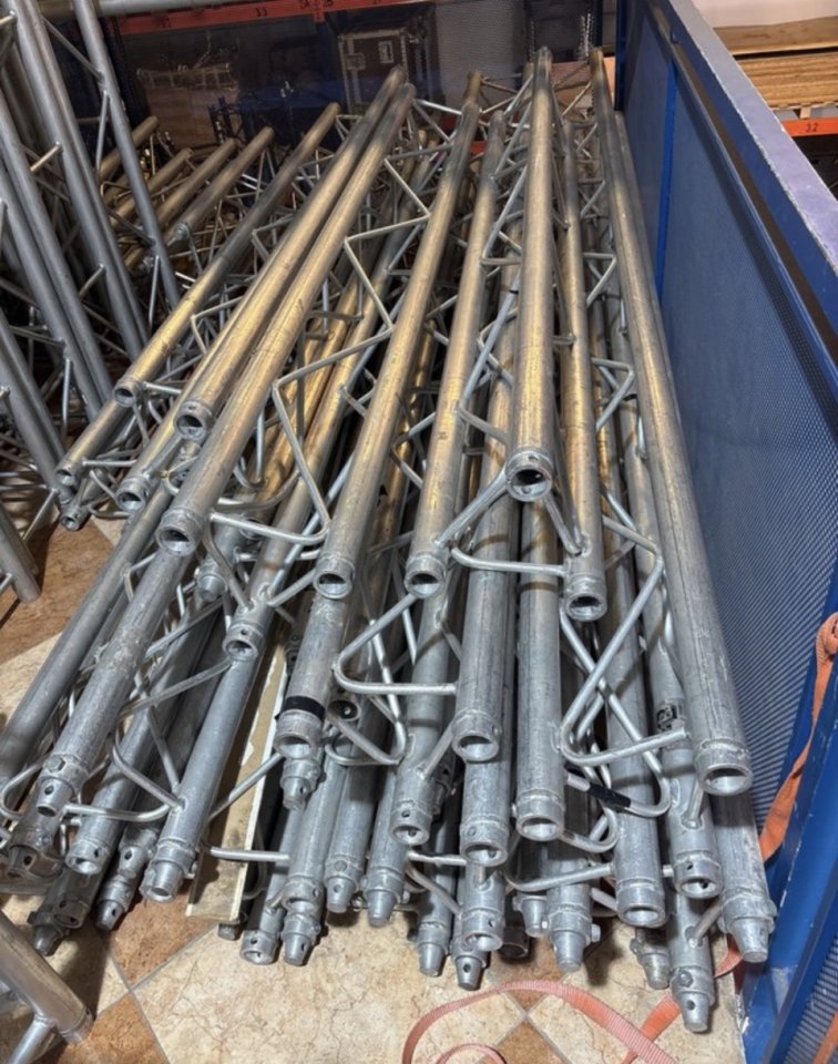 Trusses y accesorios de unión de segunda mano · Foto 10 de 10 · Cádiz · 1 €