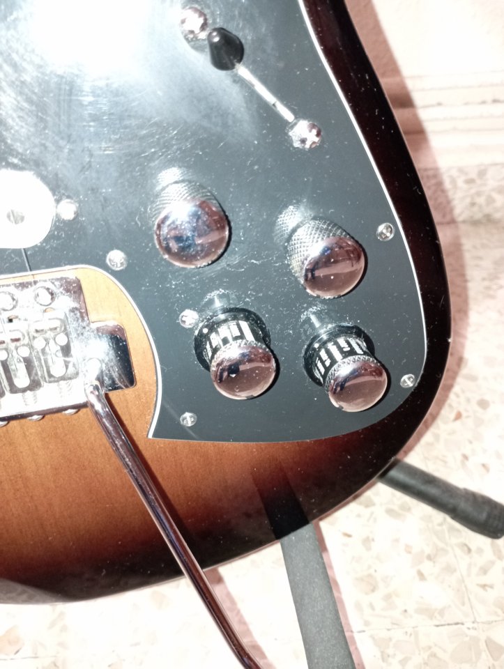 Guitarra VARIAX STANDAR de segunda mano · Foto 4 de 6 · Madrid · 325 €
