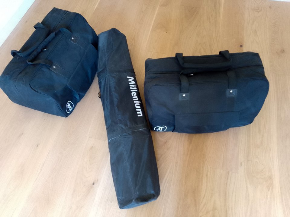 Pareja Mackie Thump12 + fundas + soportes de segunda mano · Foto 6 de 8 · Barcelona · 550 €