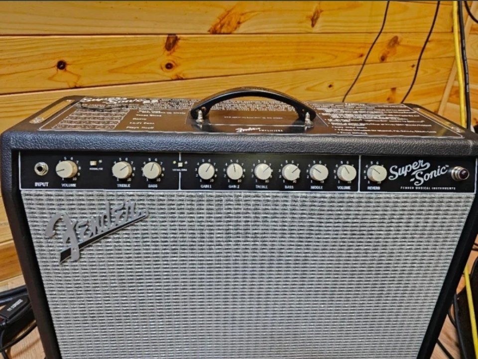 Fender Supersonic de segunda mano · Foto 2 de 5 · Cádiz · 1200 €