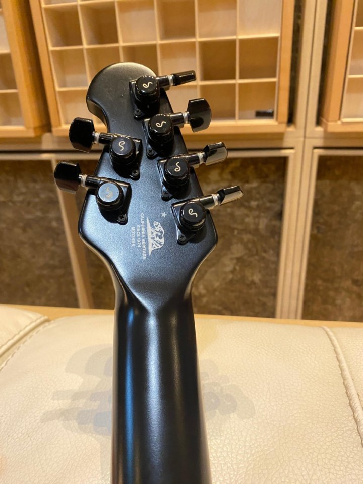 Ernie Ball Music Man Majesty stealth black