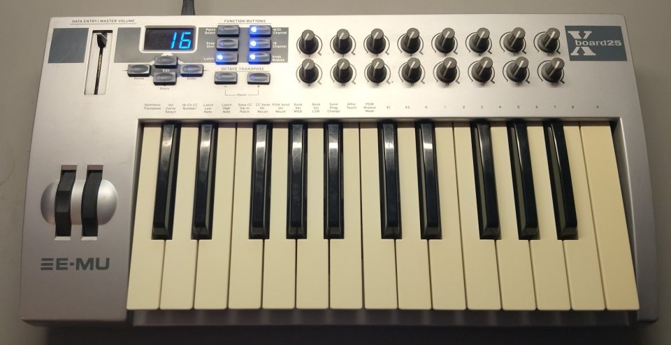 Teclado controlador MIDI EMU Xboard-25 de segunda mano · Foto 1 de 6 · Valencia · 45 €