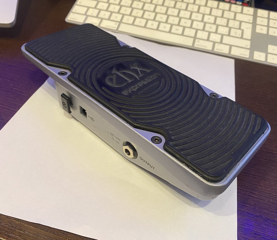 Pedal de expresión Electro-Harmonix para efectos de guitarra