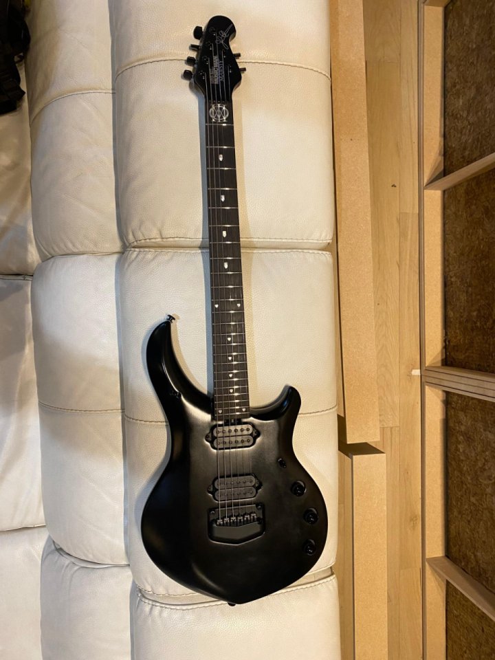 Ernie Ball Music Man Majesty stealth black