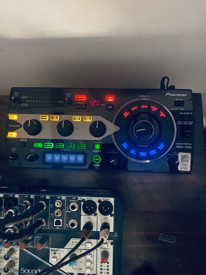 BUSCO/Pioneer XDJ-700 + efectivo | Tengo Pioneer RMX 1000 | Roland SH4D | Arturia Microfreak de segunda mano · Foto 6 de 10 · Barcelona