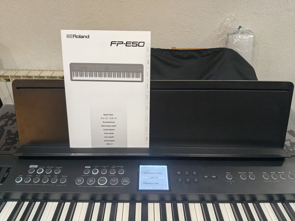 ROLAND FP-E50 Embalaje original con los mismos accesorios que trae de serie