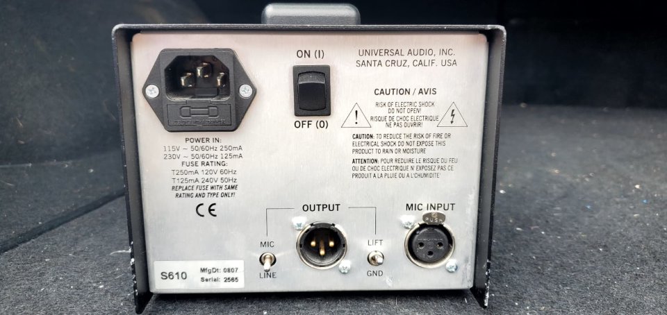 Previo de micrófono UA Solo 610