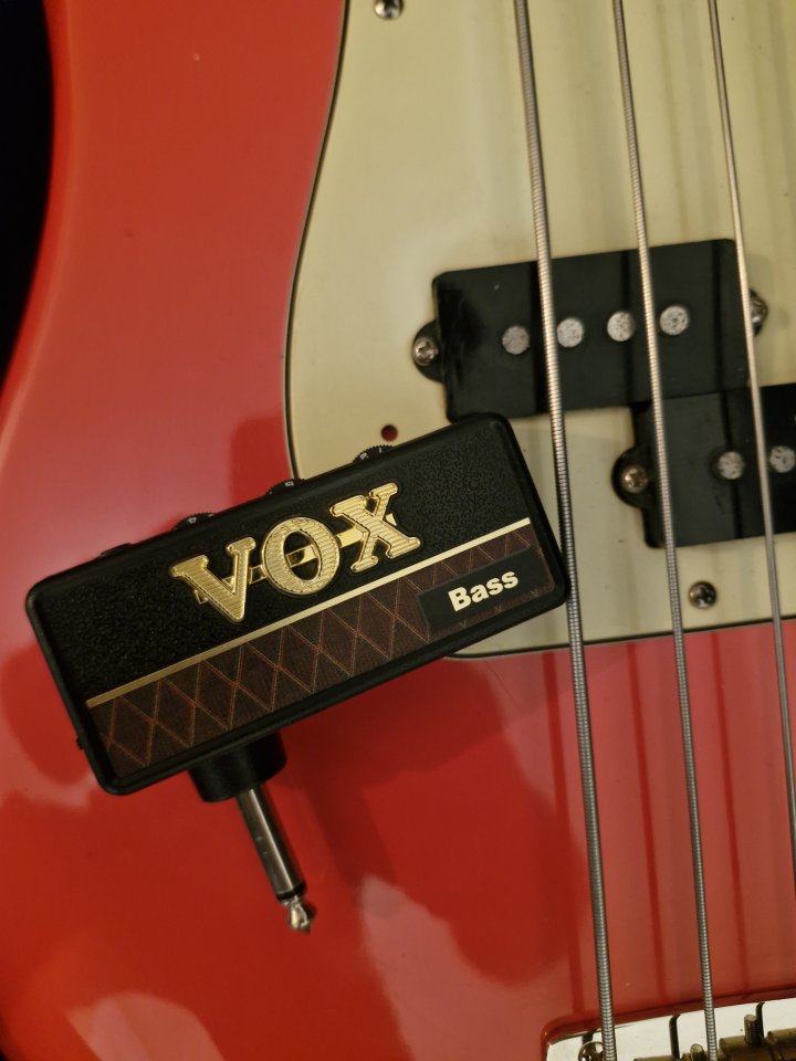 Vox amplug Bass & AC 30 de segunda mano · Foto 1 de 2 · Madrid · 30 €