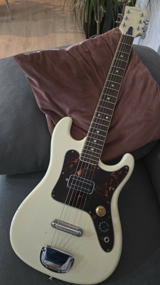 Guitarra Ventury 1975