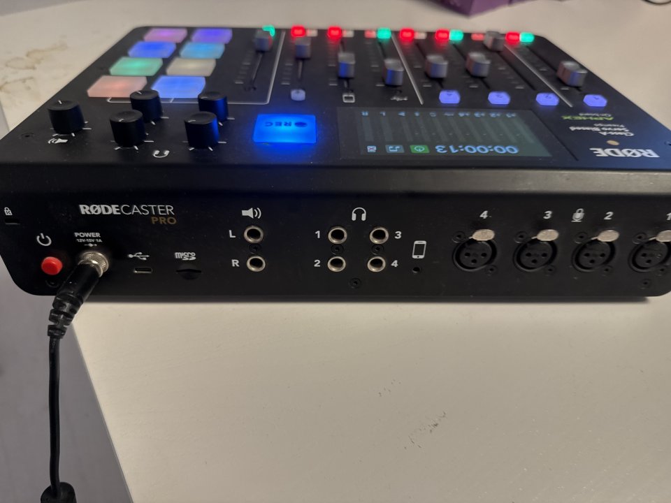 Rodecaster pro Podcast factura con todo