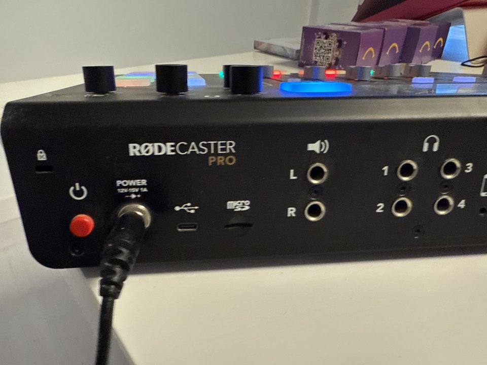 Rodecaster pro Podcast factura con todo
