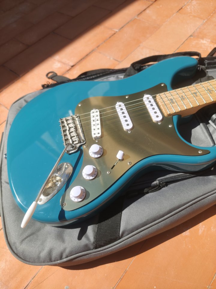 PRS SE Silver Sky Nylon Blue (Incl. funda+mejoras) de segunda mano · Foto 3 de 9 · Alicante · 700 €