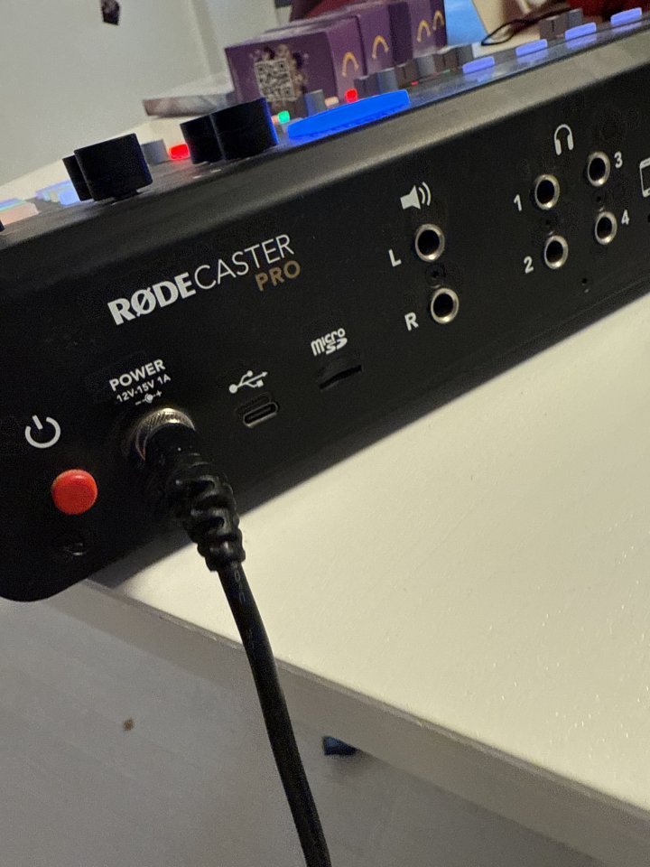 Rodecaster pro Podcast factura con todo