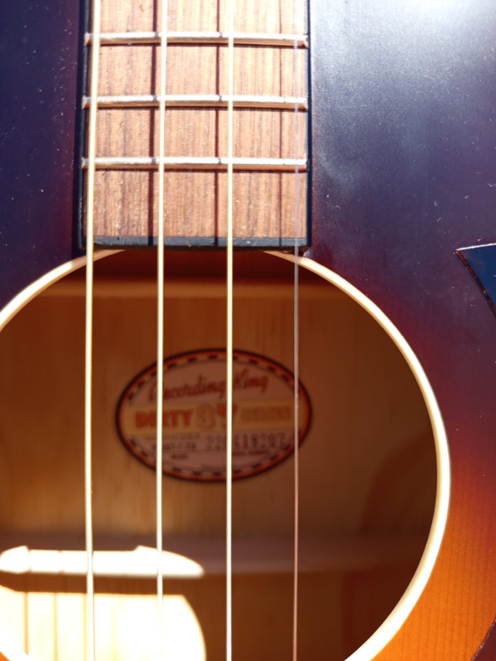 Guitarra tenor acústica Recording King ROST-7-TS, perteneciente a la serie Dirty 30’s. Precioso acabado Sunburst de segunda mano · Foto 3 de 6 · Valencia · 150 €