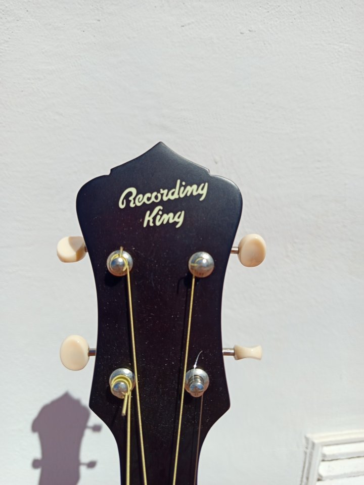 Guitarra tenor acústica Recording King ROST-7-TS, perteneciente a la serie Dirty 30’s. Precioso acabado Sunburst de segunda mano · Foto 4 de 6 · Valencia · 150 €
