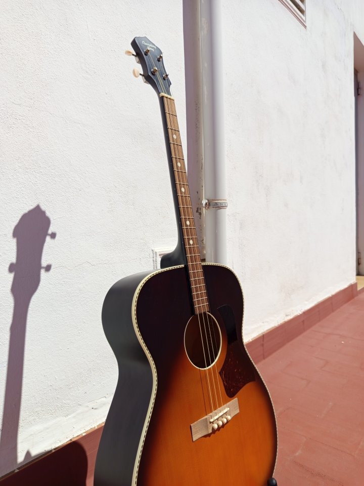 Guitarra tenor acústica Recording King ROST-7-TS, perteneciente a la serie Dirty 30’s. Precioso acabado Sunburst de segunda mano · Foto 6 de 6 · Valencia · 150 €
