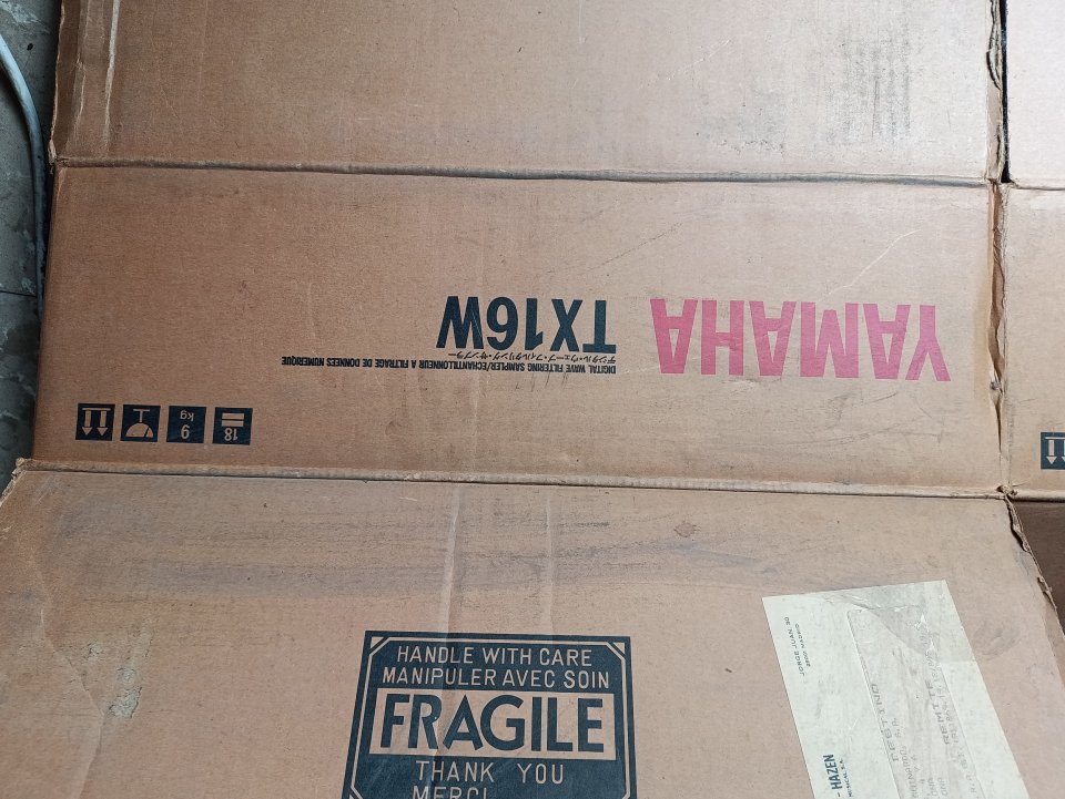 Caja sampler Yamaha TX16W