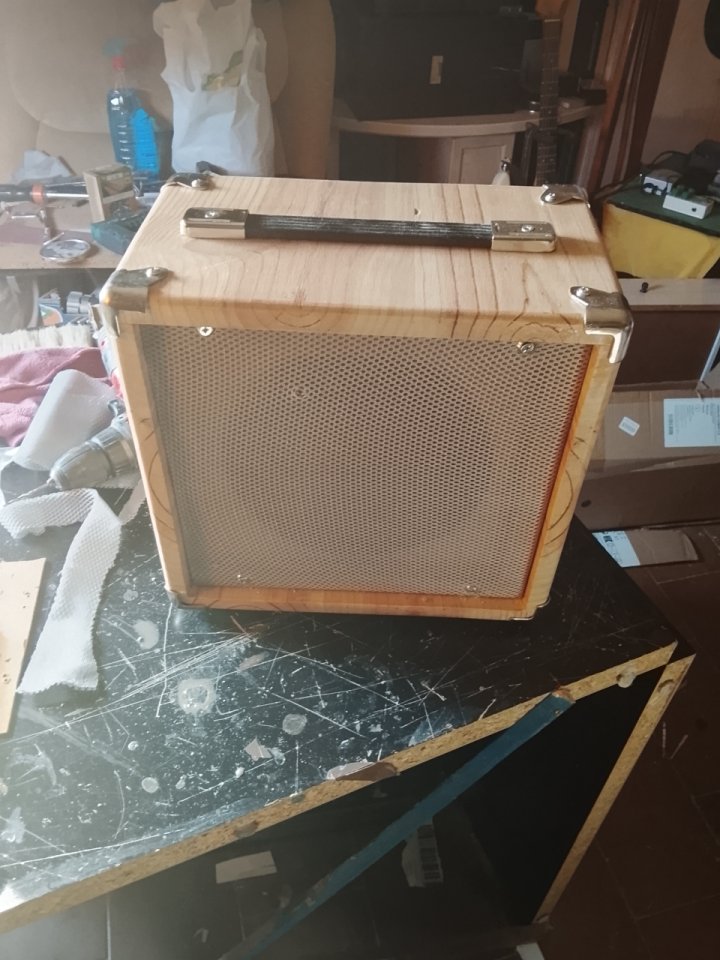 Pantalla con altavoz Fender 8'" 20w. a 8 oh. de segunda mano · Foto 1 de 10 · Cáceres · 50 €
