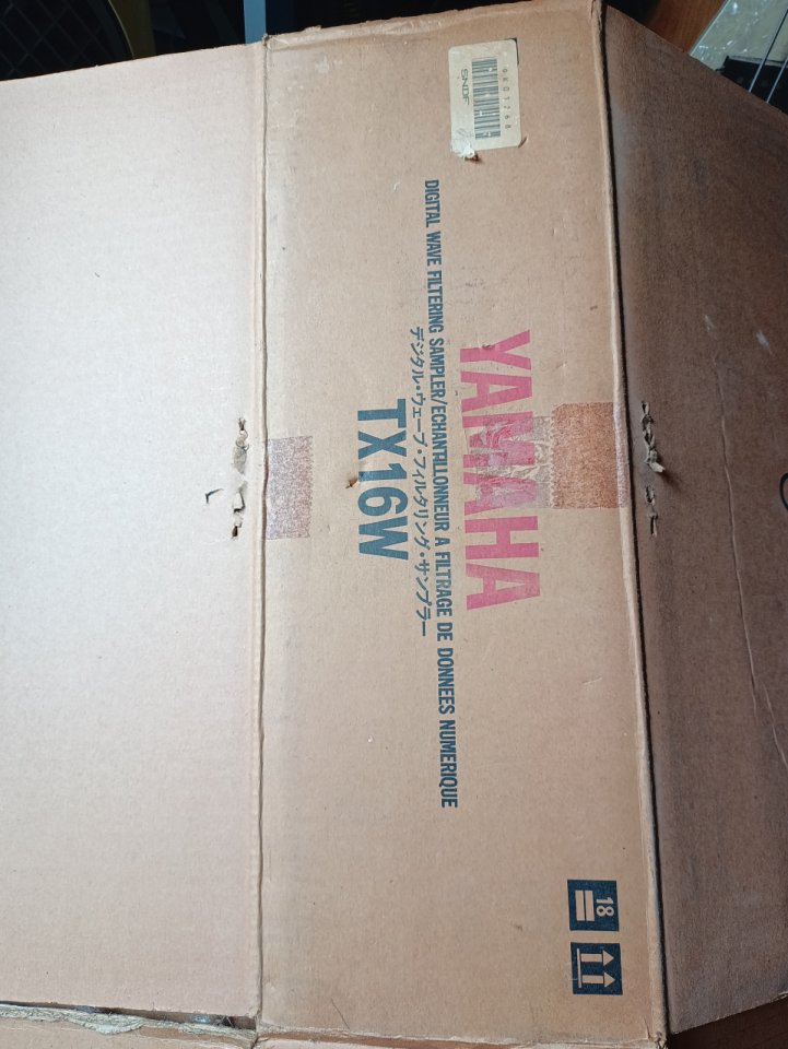 Caja sampler Yamaha TX16W