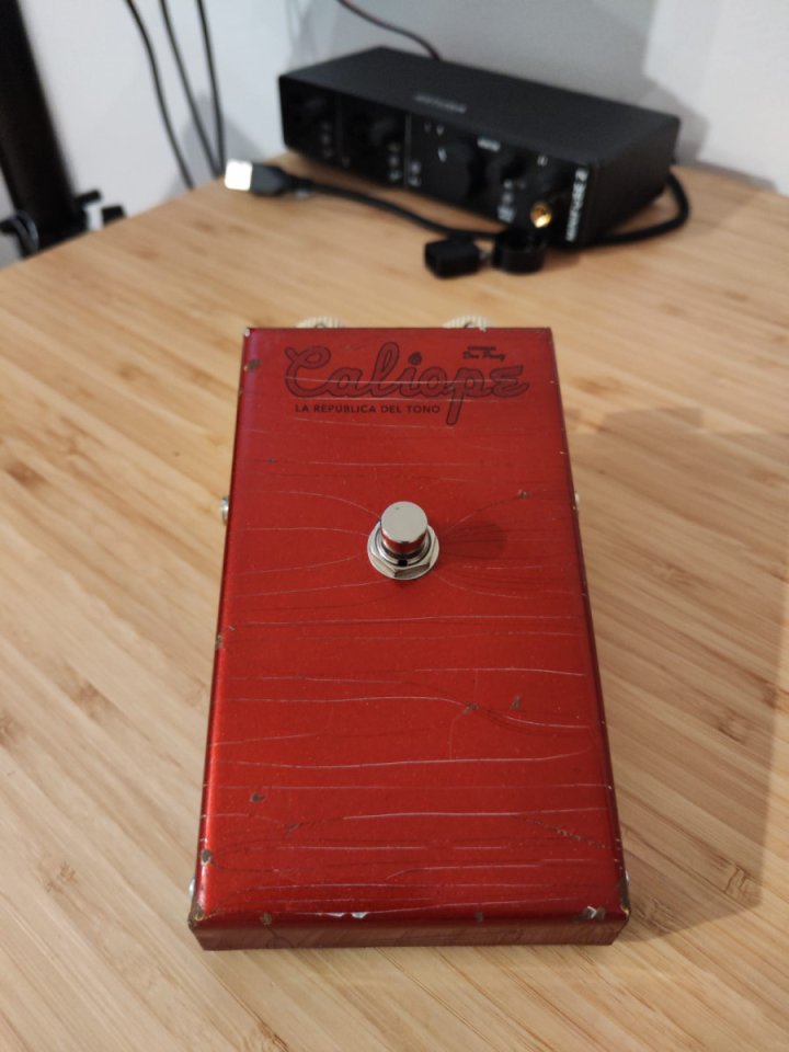 Fuzz Caliope MKII en Candy Apple Red (La República del Tono)