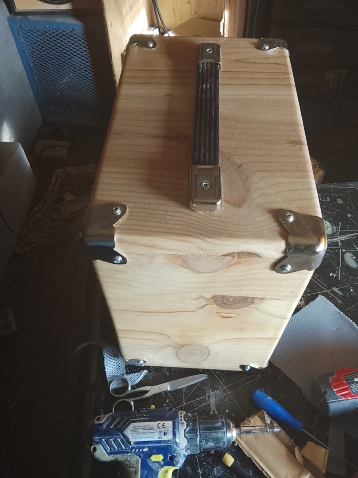 Pantalla con altavoz Fender 8'" 20w. a 8 oh. de segunda mano · Foto 2 de 10 · Cáceres · 50 €