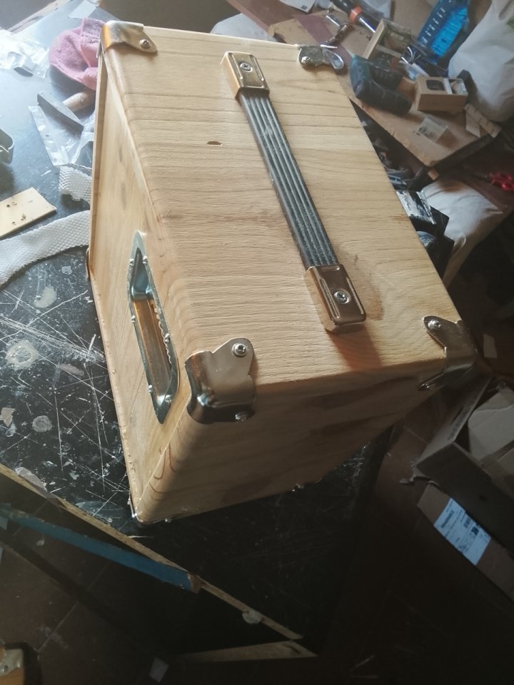 Pantalla con altavoz Fender 8'" 20w. a 8 oh. de segunda mano · Foto 3 de 10 · Cáceres · 50 €