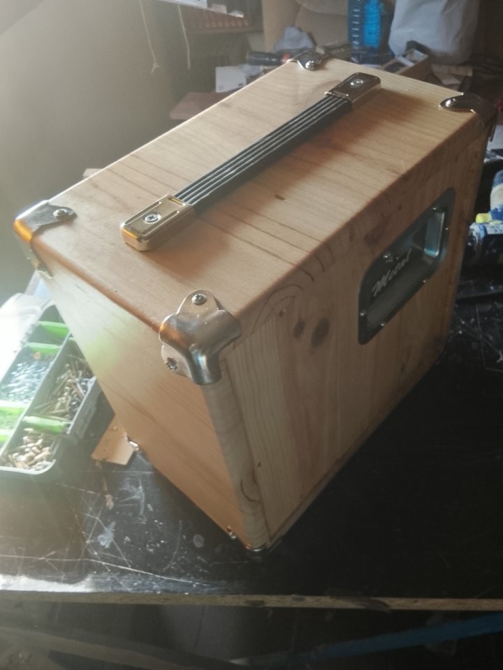 Pantalla con altavoz Fender 8'" 20w. a 8 oh. de segunda mano · Foto 4 de 10 · Cáceres · 50 €