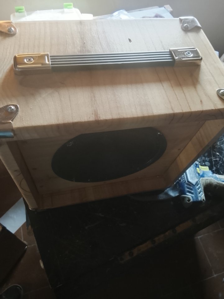 Pantalla con altavoz Fender 8'" 20w. a 8 oh. de segunda mano · Foto 5 de 10 · Cáceres · 50 €