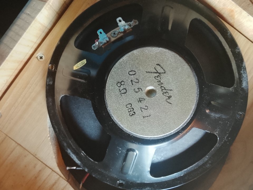 Pantalla con altavoz Fender 8'" 20w. a 8 oh. de segunda mano · Foto 6 de 10 · Cáceres · 50 €