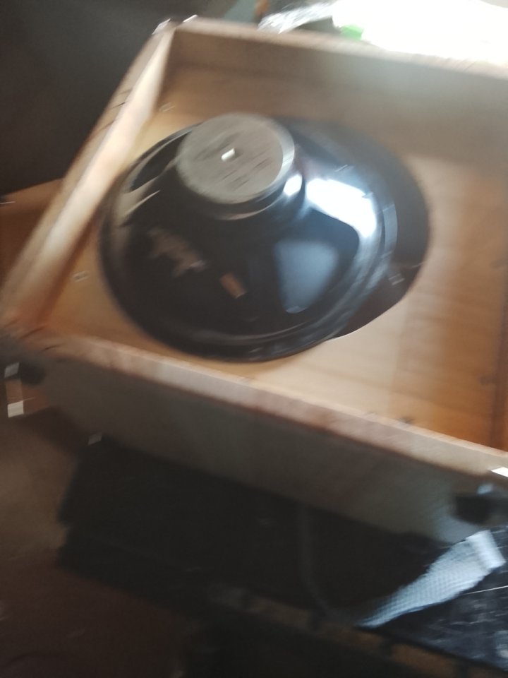 Pantalla con altavoz Fender 8'" 20w. a 8 oh. de segunda mano · Foto 7 de 10 · Cáceres · 50 €