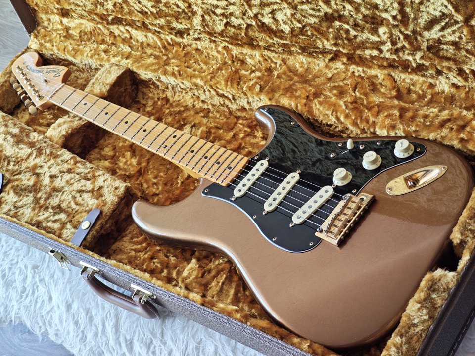 Fender Bruno Mars Signature Stratocaster 2023 - Mars Mocha de segunda mano · Foto 3 de 10 · Madrid · 3299 €