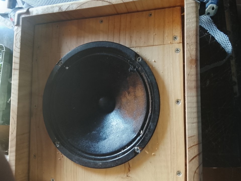 Pantalla con altavoz Fender 8'" 20w. a 8 oh. de segunda mano · Foto 8 de 10 · Cáceres · 50 €