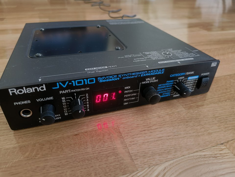Roland JV-1010