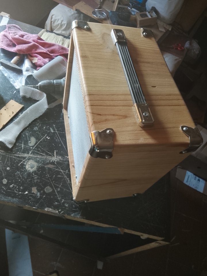 Pantalla con altavoz Fender 8'" 20w. a 8 oh. de segunda mano · Foto 9 de 10 · Cáceres · 50 €