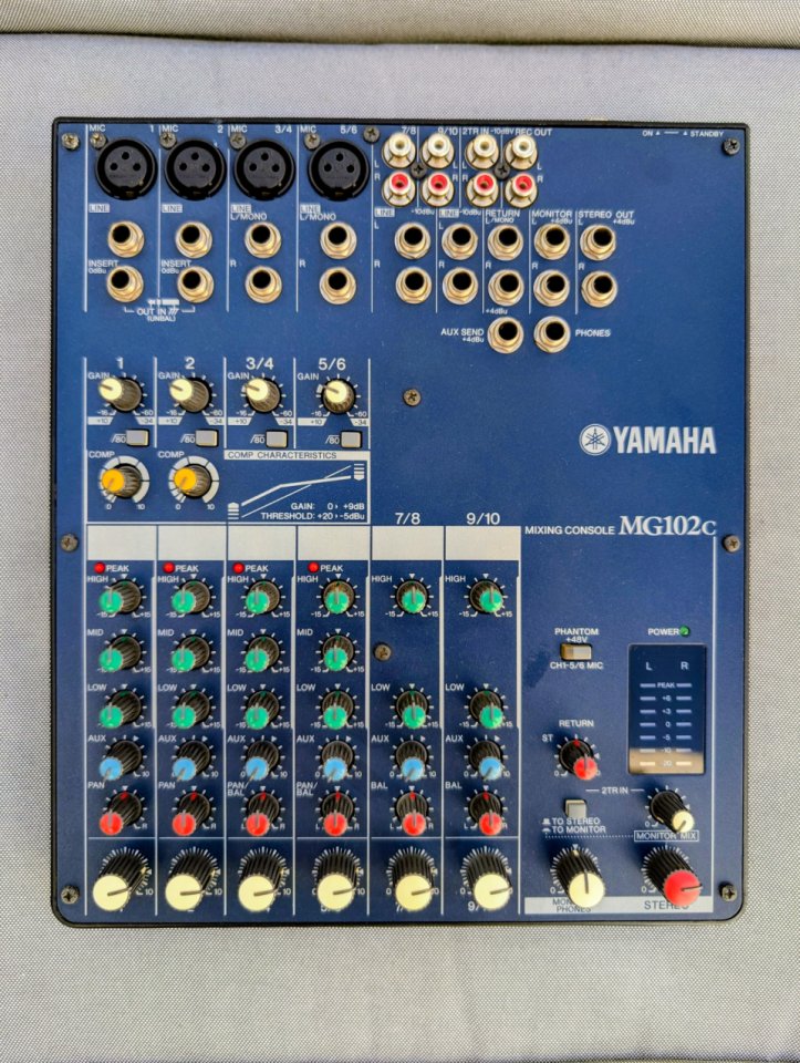 Mesa de mezclas Yamaha MG102c