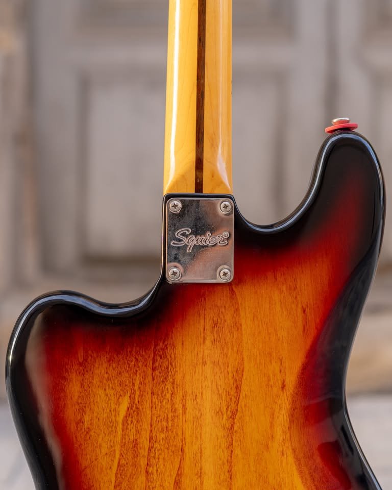 Vendo Squier Classic Vibe Bass VI de segunda mano · Foto 5 de 5 · Alicante · 350 €