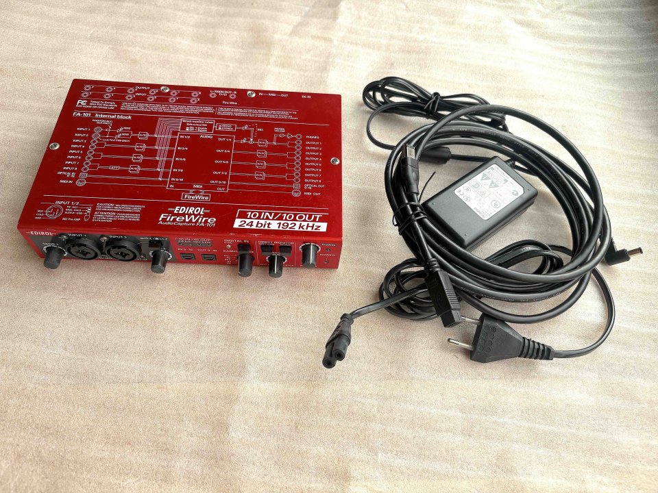 Roland Edirol FA-101.