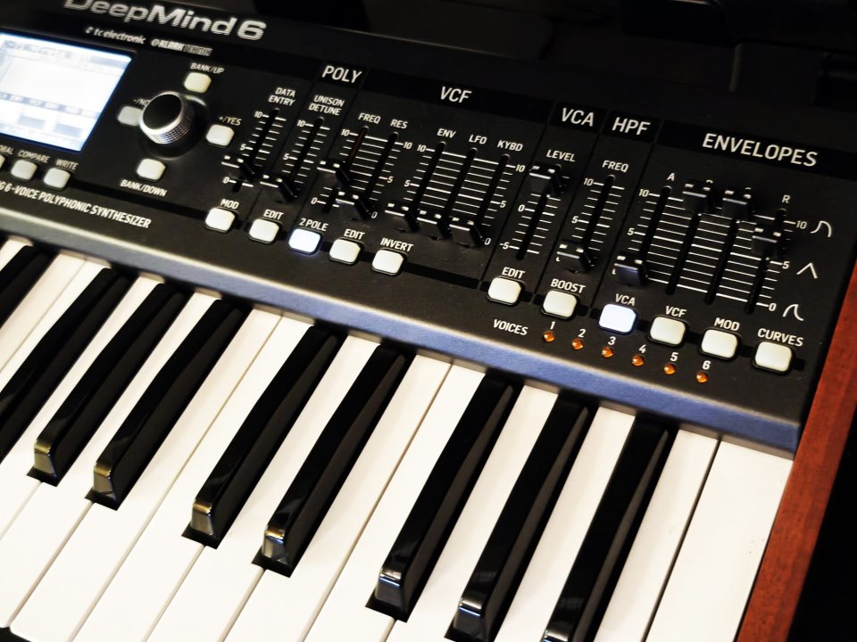 Sintetizador Behringer Deepmind 6 + extras de segunda mano · Foto 1 de 5 · Granada · 325 €