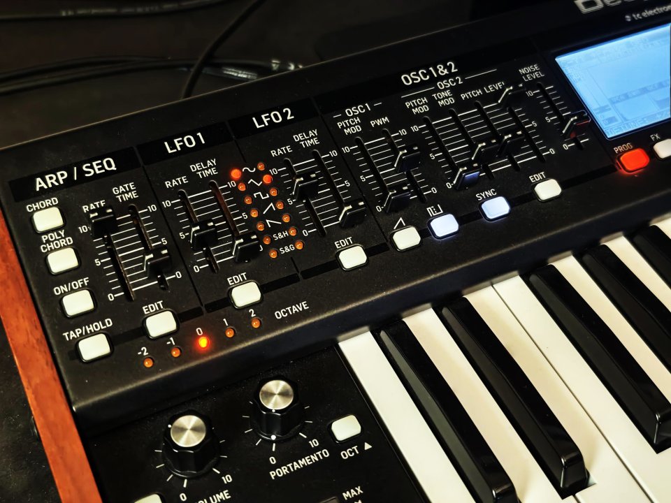 Sintetizador Behringer Deepmind 6 + extras de segunda mano · Foto 2 de 5 · Granada · 325 €